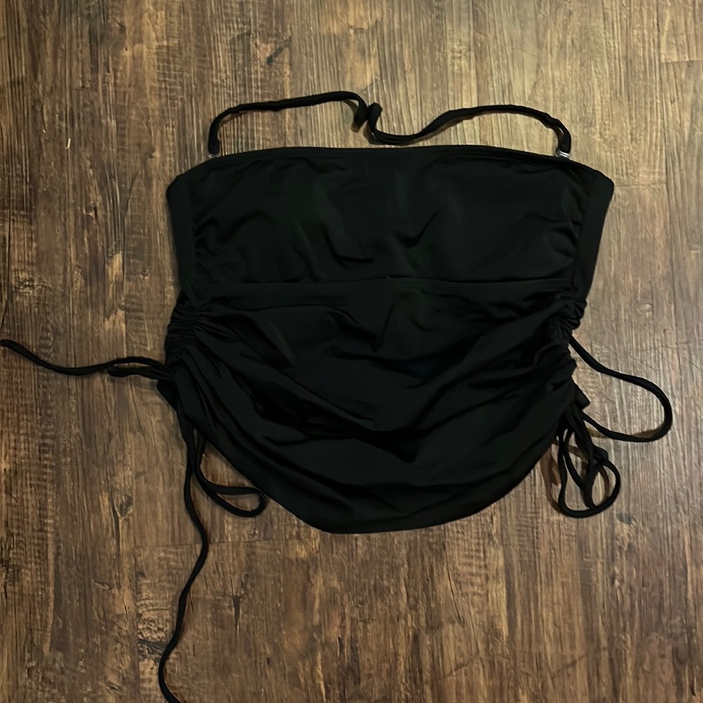 Hurley bikini top. Halter. Convertible to strapless lightly padded. Black. M.